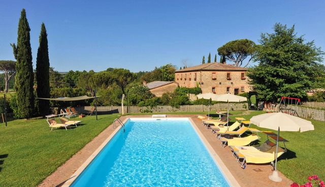 Homerez - Spacious Villa in Monteroni d'Arbia with Pool