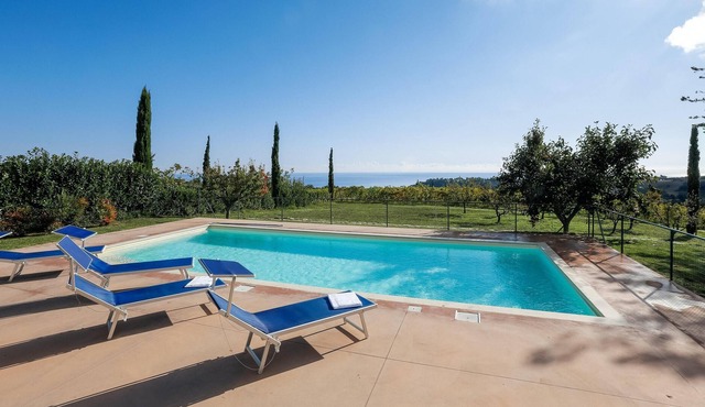 Homerez - Villa for 11 ppl. with swimming-pool and sea view at Cupra Marittima