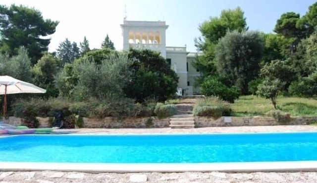 House with garden and private swimming pool