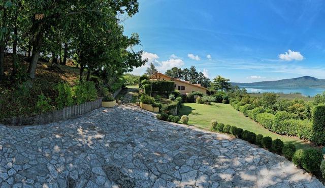 House with view near Rome Pool, WiFi, Garden, lake view BBQ