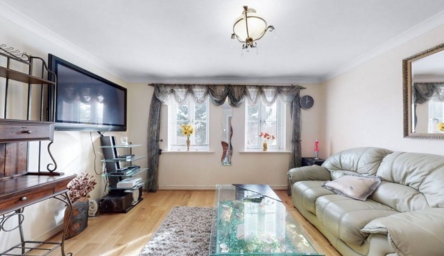 HOUSE WITHIN CENTRAL LONDON ZONE 2