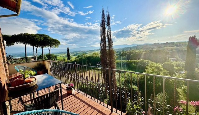 Huge Family Friendly Villa. Stunning views of Umbria & Tuscany in lovely village