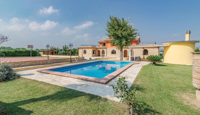 In a picturesque valley 8 km below Recanati and only 15 km from the coast, this friendly semi-detach