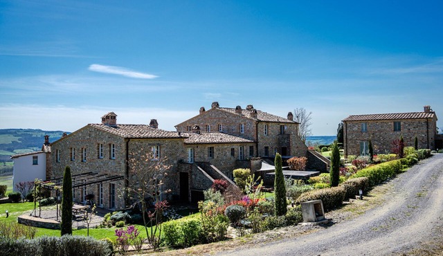 In Tuscan farmhouse forming part of a hamlet in S. Casciano dei Bagni