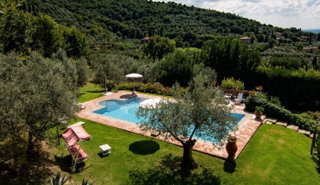 Independent villa up to 9 guests. Infinity pool