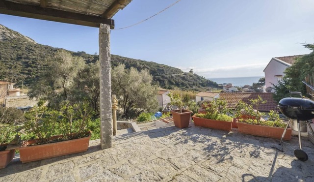 Independent cottage with sea view patio 300 meters from the beach of Pomonte