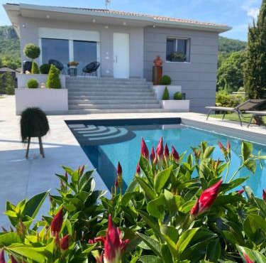 Independent Room in Villa with Pool