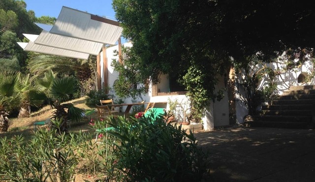 Independent studio in villa with garden.