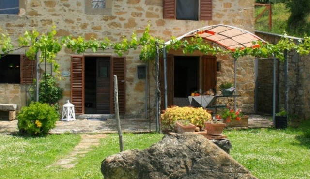 Indipendent house with 5 sleeps and private pool. Cortona