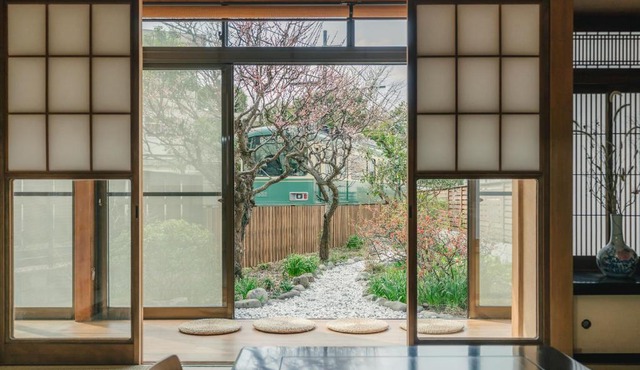Kamakura Suzune - Japanese Villa - Enoden view
