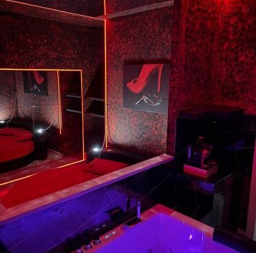 L'H LION's RED SUITE