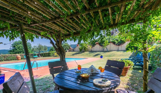 Lovely apartment for 4 people with A/C, pool, WIFI, TV, patio and pets allowed