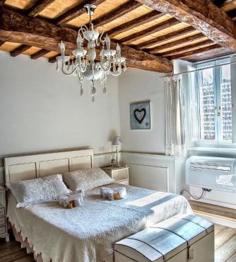 La Casa Bianca with parking and view