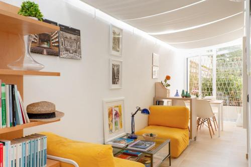 La casetta gialla degli architetti sul porto