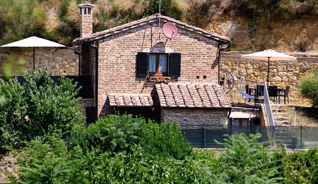 La Casina Toscana- near center, independent w/ garden, wi-fi ,air cond.& parking