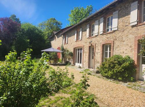 La Longère du cheval noir chambre d'hôtes référence et table d'hôtes, en pleine nature, proche d'une cité médièvale, parking couvert securisé