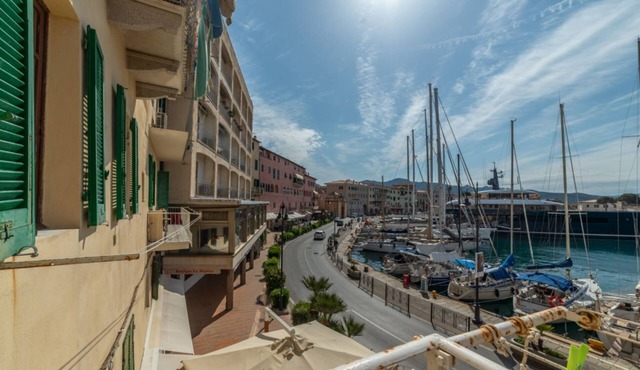 La Tonnina overlooking the sea of Darsena