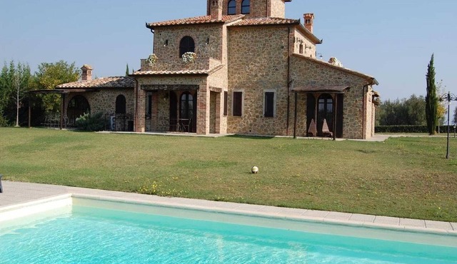 Lago di Chiusi Villa with Pool