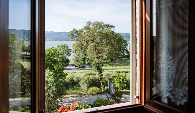 Lake view villa in Umbria overlooking Trasimeno