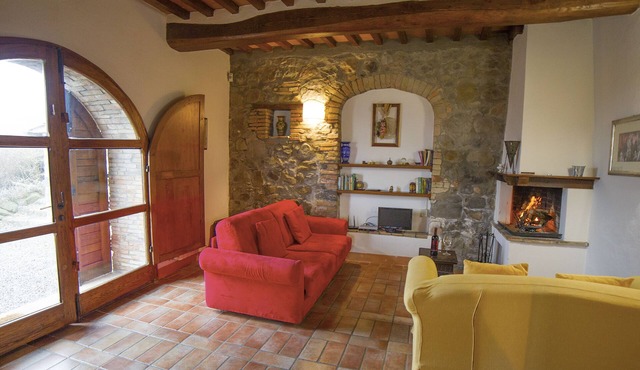 Large apartment with garden in an old farmhouse with swimming pool
