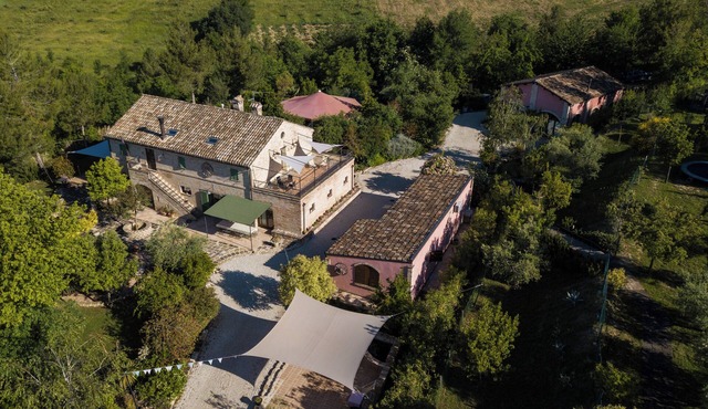 Large estate with pool and function room for retreats, wifi and air-con