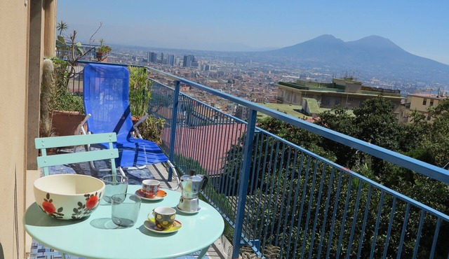 Large panoramic apartment - half way Center/Vomero district