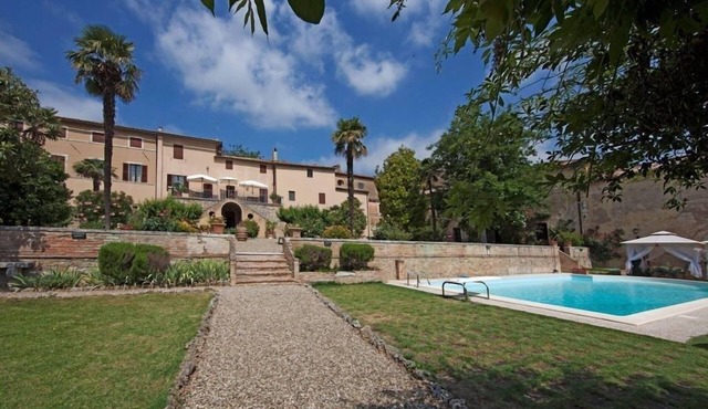 Large vacation villa rental in San Giovanni d'Asso