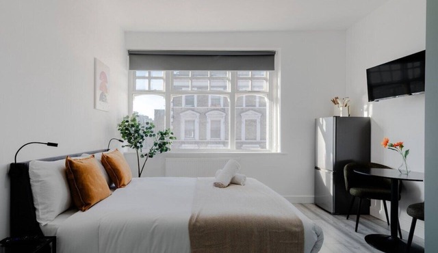 Light & Modern Studio | West Kensington