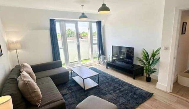 Light top floor 3bed apartment central sightseeing