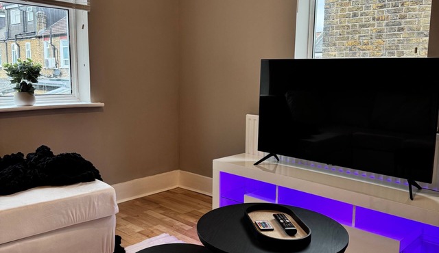 London City Apartment - Modern & Cozy Stay