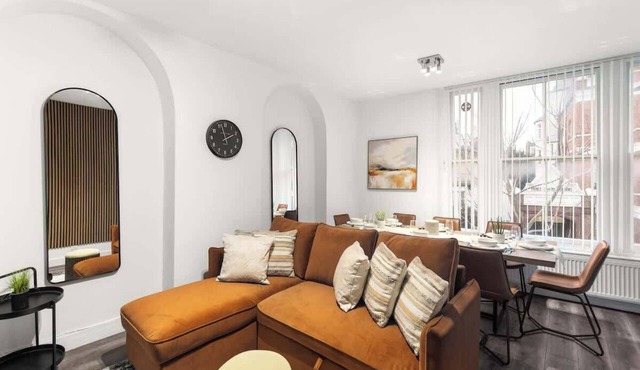 London home w/dining & pet-friendly stay