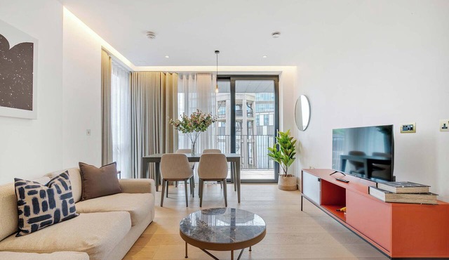 London Luxury: 2-Bedroom Condo Experience
