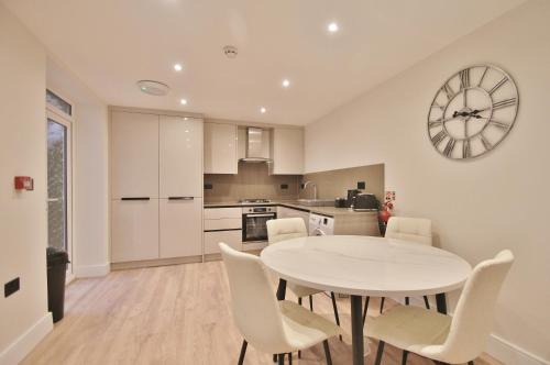 Lovely 2 Bed Garden Flat in Shepurds Bhush