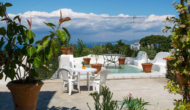 Lovely apartment in villa for 12 people with WIFI, TV, patio and parking