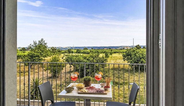 Lovely apartment for 5 guests with WIFI, A/C, TV, balcony, pets allowed and panoramic view