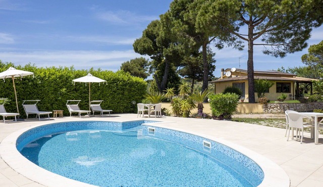 Lovely apartment for 4 people with WIFI, A/C, pool, TV, terrace and pets allowed