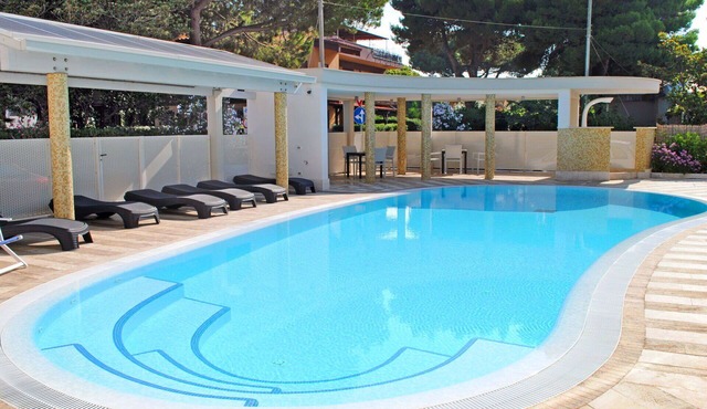 Lovely apartment for 5 people with pool, WIFI, A/C, TV, balcony and pets allowed