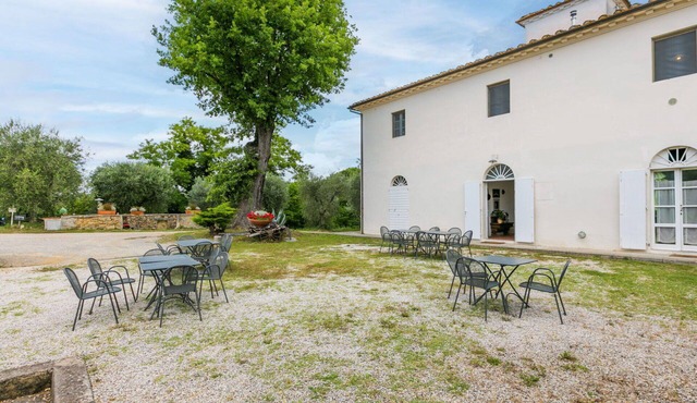 Lovely apartment in villa for 8 guests with pool, TV and patio