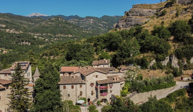 Lovely apartment in villa for 5 guests with WIFI, TV, patio and pets allowed, close to Ascoli Pi.