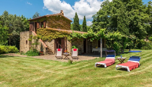 Lovely apartment in villa for 4 guests with WIFI, TV, terrace, pets allowed and parking