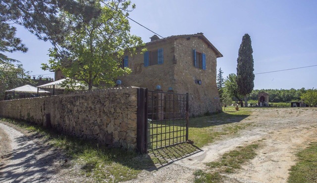 Lovely apartment in villa for 6 guests with WIFI, pool, TV, patio, pets allowed and panoramic view