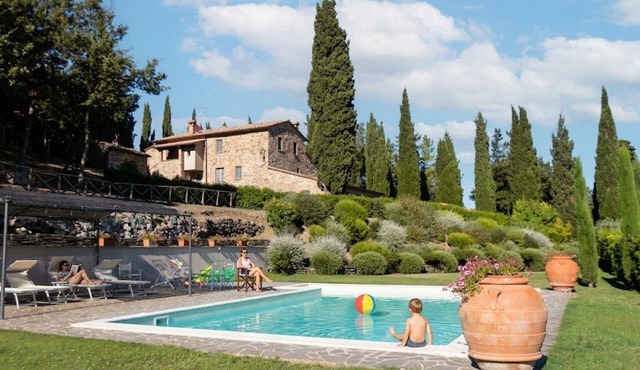 Lovely farmhouse with exclusive pool