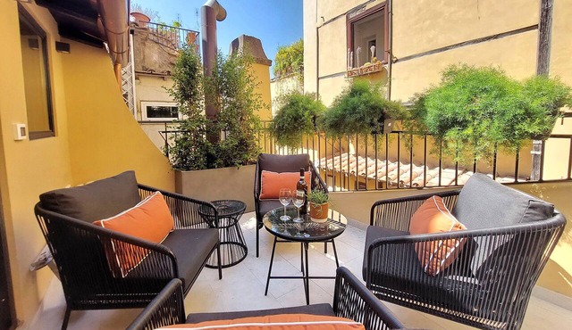 Lovely Terraced Apartment, Two Bath, Heart of Rome