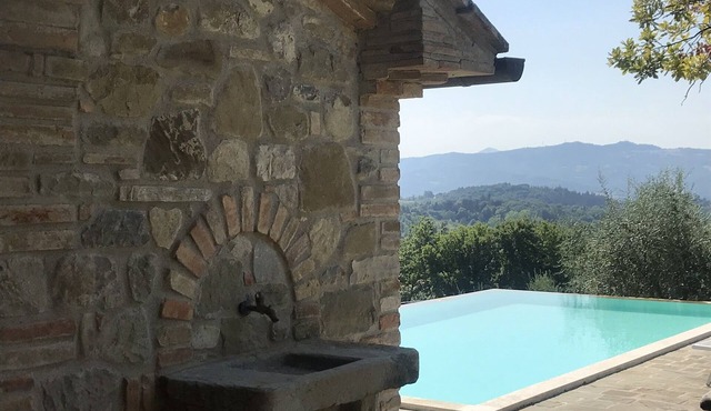 Lovely Traditional Stone House With Private Infinity Pool On The Tuscan Border