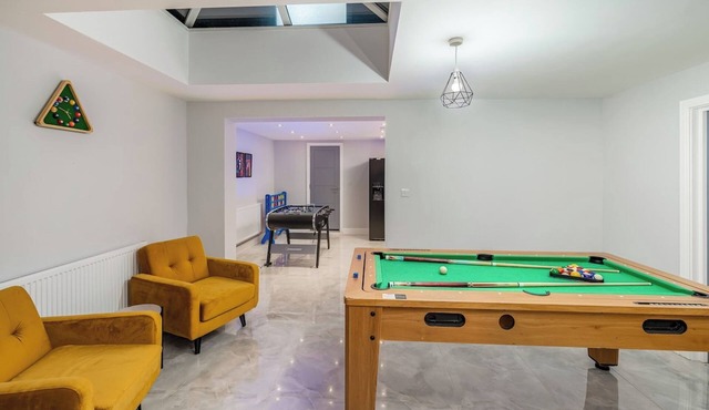 Luxe 5BR Family Retreat w/Hot Tub & Pool Table