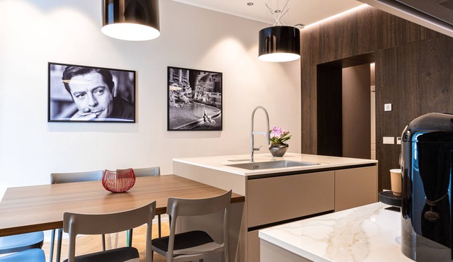 Luxury 2-Bedroom Apartment Near the Spanish Steps & Via Veneto - Sleeps 6, Air Conditioning, Elevator