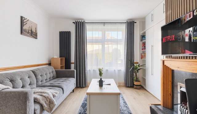 Luxury, cozy 4 Bedroom home in London with garden. Perfect for your next stay.