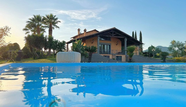 LUXURY VILLA CON PARCO E PISCINA FULL OPTIONAL