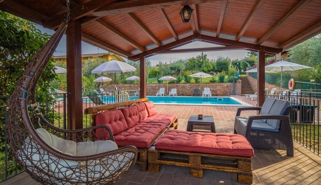 Madone 2, apartment in agriturismo. Pool, WiFi, tennis