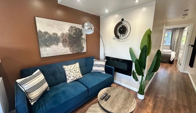 Modern 1BR Flat, Parking , Garden, Sleeps 4